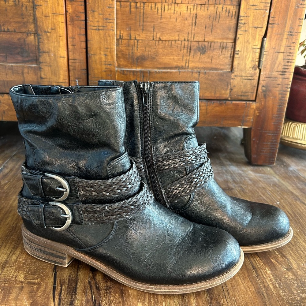 Vintage White Mountain Ankle Boots
